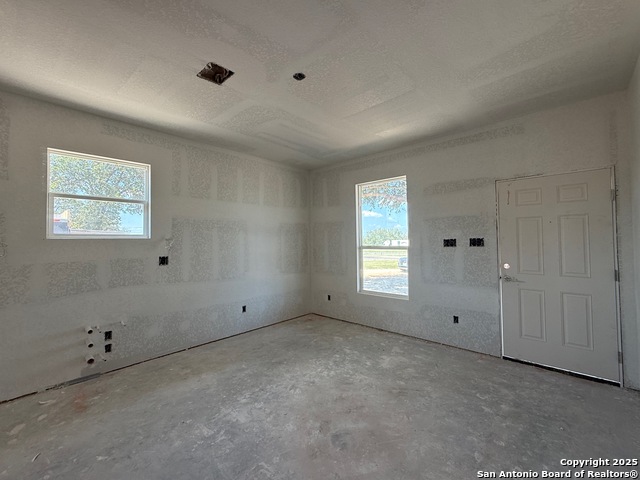 Listing photo id 6 for 3274 N Ih 35