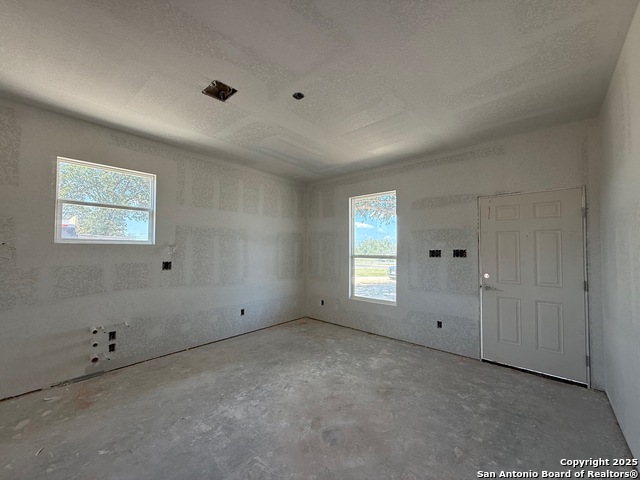 Listing photo id 7 for 3274 N Ih 35