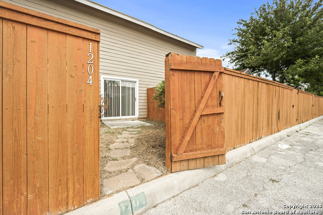 Image 28 of 30 For 9140 Timber Path 1204