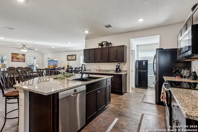 Listing photo id 11 for 759 Ocelot Court
