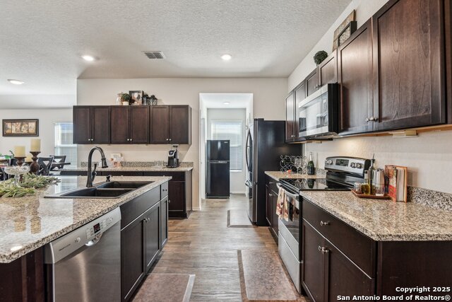 Listing photo id 12 for 759 Ocelot Court