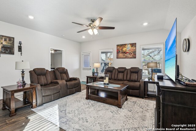 Listing photo id 4 for 759 Ocelot Court