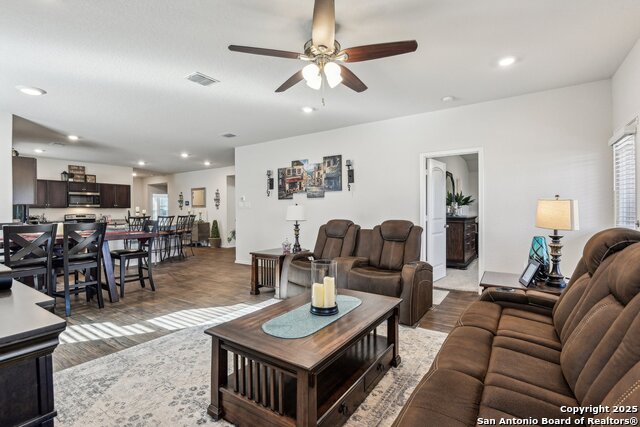 Listing photo id 5 for 759 Ocelot Court