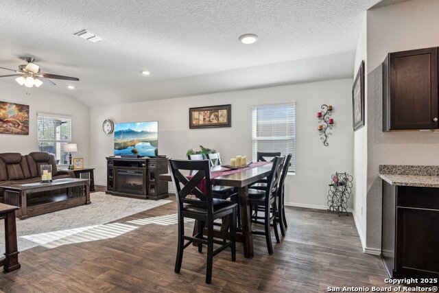 Listing photo id 7 for 759 Ocelot Court