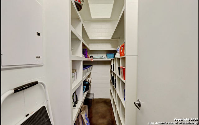 Listing photo id 11 for 831 S Flores 2407-2409