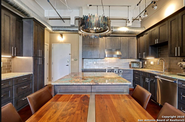 Listing photo id 5 for 831 S Flores 2407-2409
