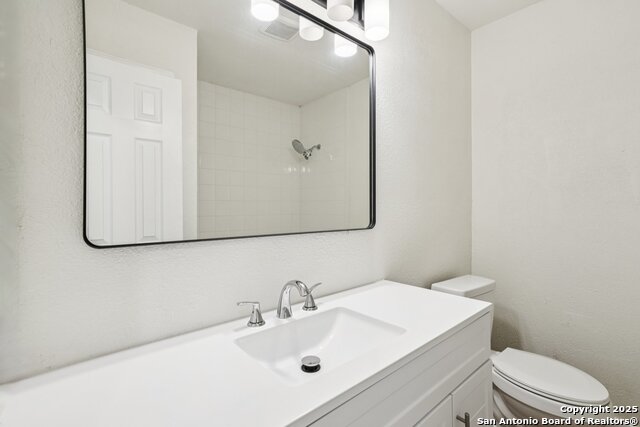 Image 17 of 38 For 913 Zwicke