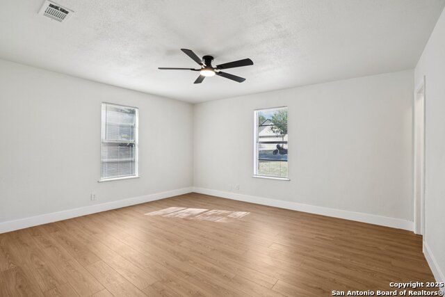 Image 24 of 38 For 913 Zwicke