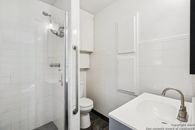 Image 28 of 38 For 913 Zwicke