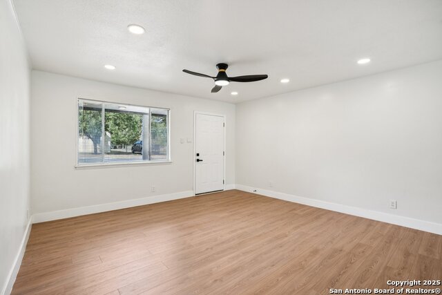 Image 29 of 38 For 913 Zwicke