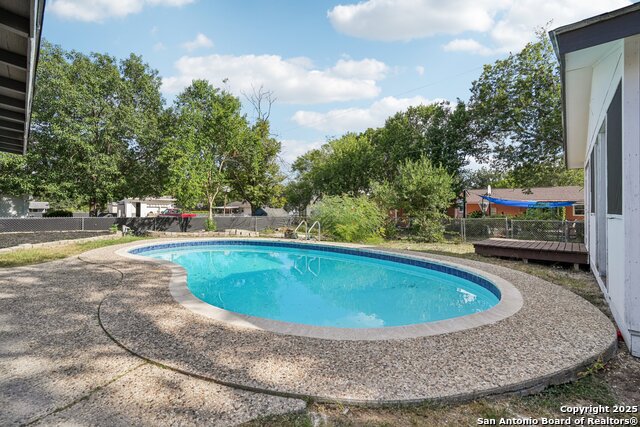 Image 31 of 38 For 913 Zwicke