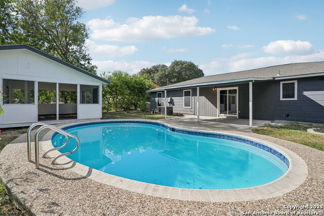 Image 32 of 38 For 913 Zwicke