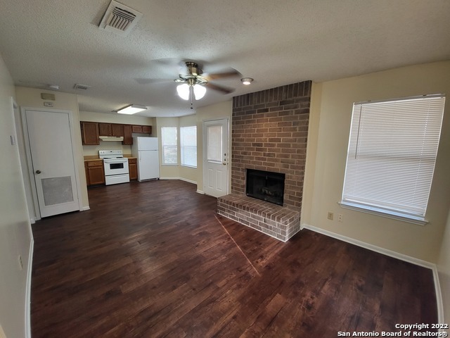 Listing photo id 2 for 6311 Windsor Castle  2