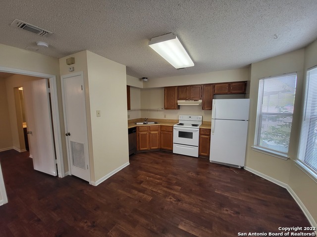 Listing photo id 3 for 6311 Windsor Castle  2