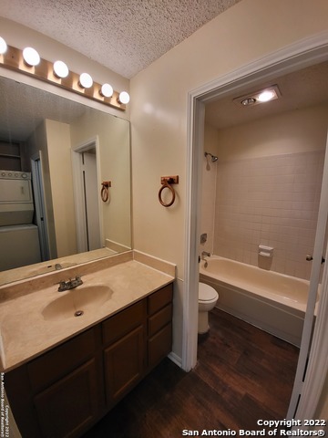 Listing photo id 6 for 6311 Windsor Castle  2