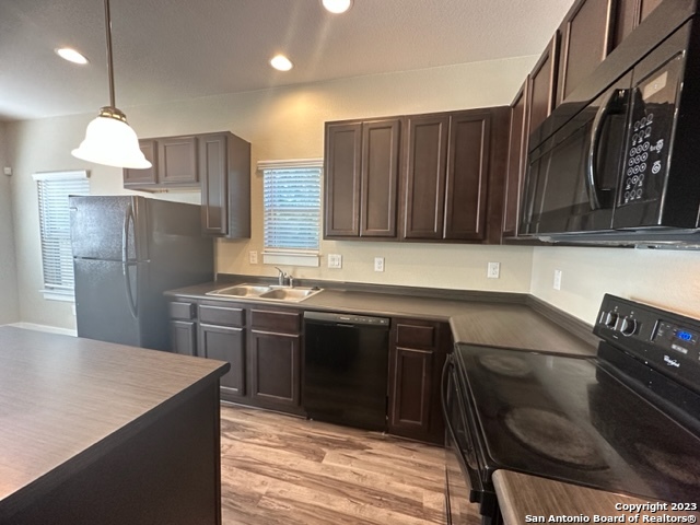 Listing photo id 9 for 2706 Lake Louise Dr 2
