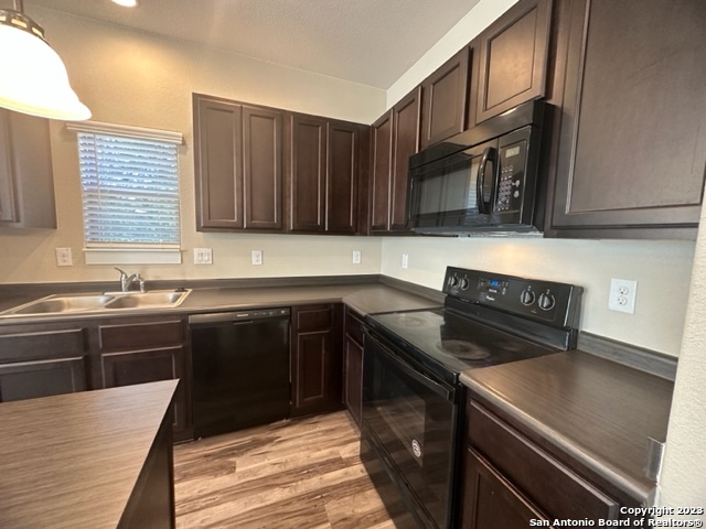 Listing photo id 10 for 2706 Lake Louise Dr 2