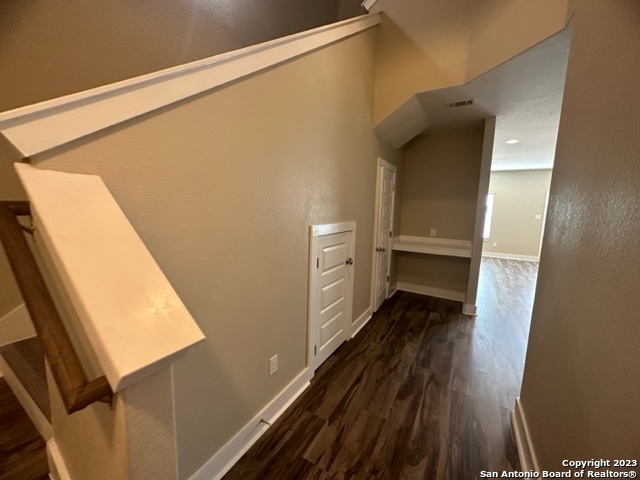 Listing photo id 12 for 2706 Lake Louise Dr 2