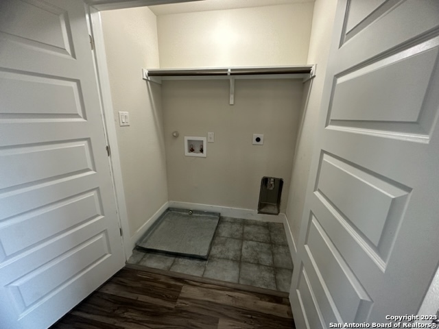 Listing photo id 14 for 2706 Lake Louise Dr 2