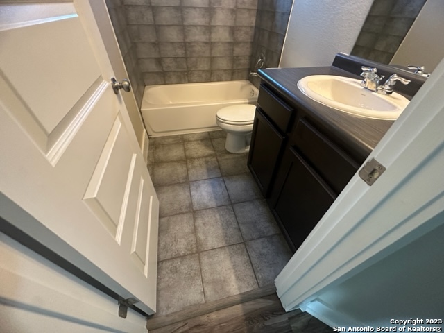 Listing photo id 19 for 2706 Lake Louise Dr 2