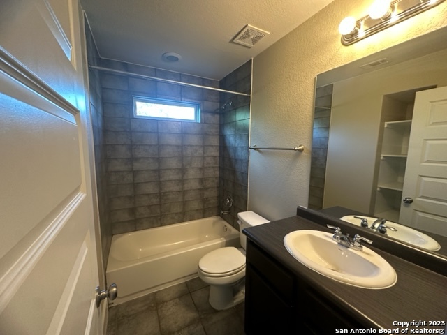 Listing photo id 20 for 2706 Lake Louise Dr 2