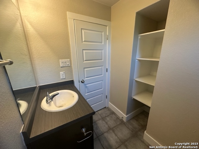 Listing photo id 21 for 2706 Lake Louise Dr 2