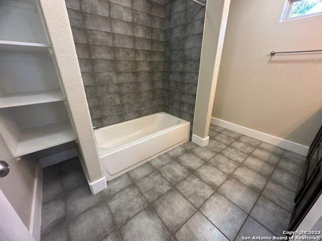 Listing photo id 26 for 2706 Lake Louise Dr 2