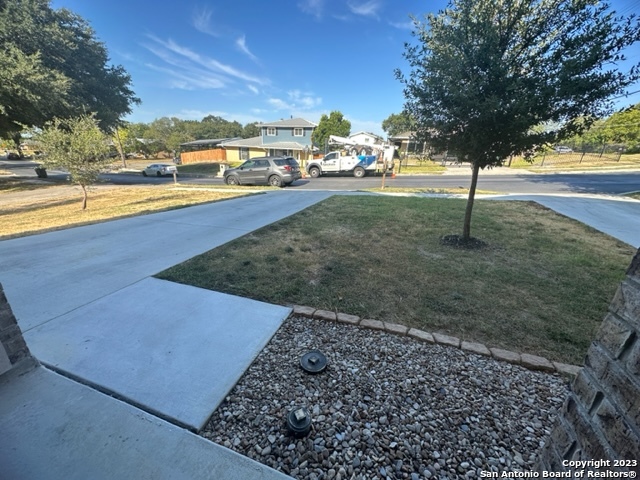 Listing photo id 1 for 2706 Lake Louise Dr 2