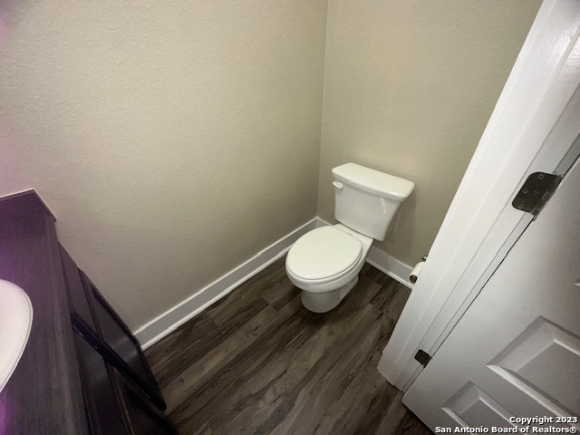 Listing photo id 32 for 2706 Lake Louise Dr 2