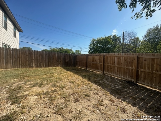 Listing photo id 34 for 2706 Lake Louise Dr 2