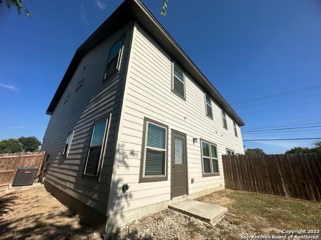Listing photo id 35 for 2706 Lake Louise Dr 2