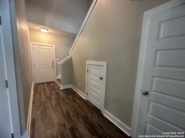 Listing photo id 2 for 2706 Lake Louise Dr 2