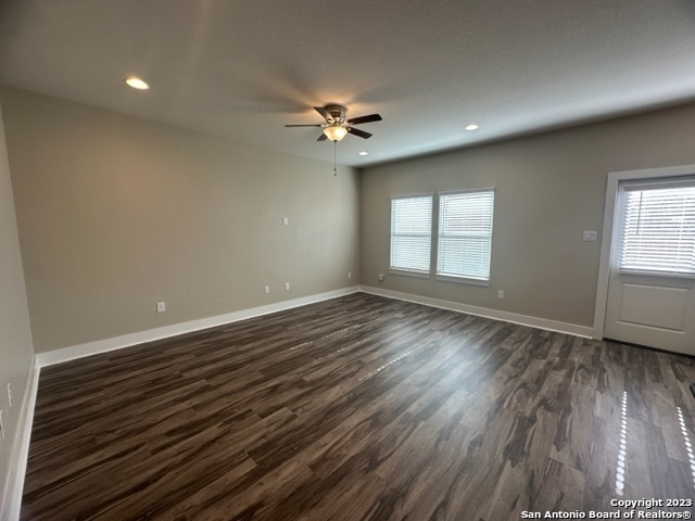 Listing photo id 4 for 2706 Lake Louise Dr 2