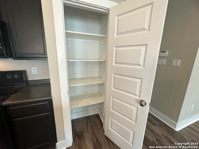 Listing photo id 5 for 2706 Lake Louise Dr 2