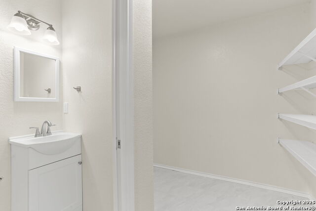 Listing photo id 11 for 403 Butternut Boulevard