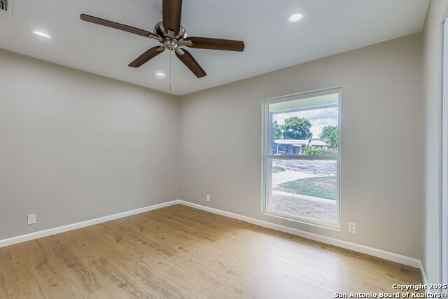 Image 11 of 29 For 122 Sandy Oaks St