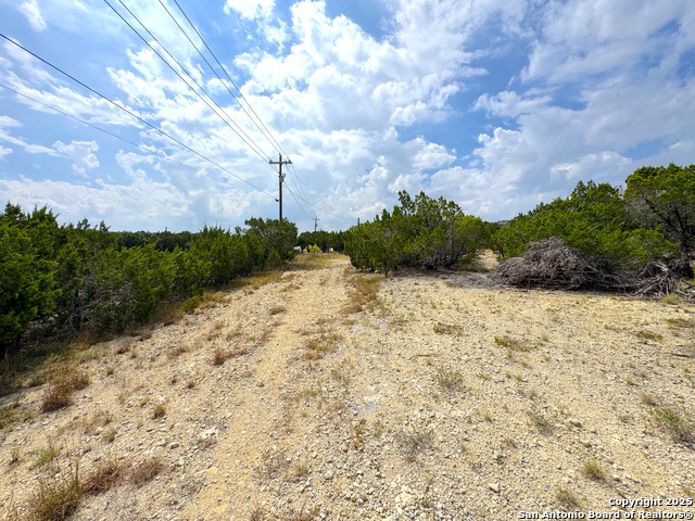 Listing photo id 9 for 2085 Fm 484