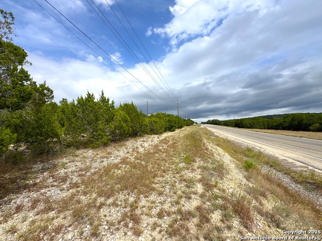 Listing photo id 12 for 2085 Fm 484