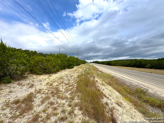 Listing photo id 13 for 2085 Fm 484