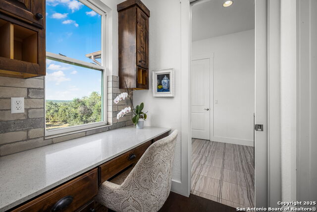 Listing photo id 16 for 365 Butternut