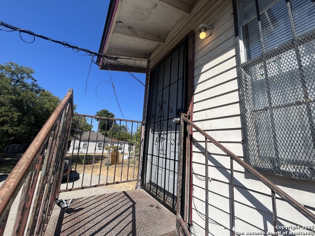 Image 2 of 20 For 2513 Quintana Rd.  6