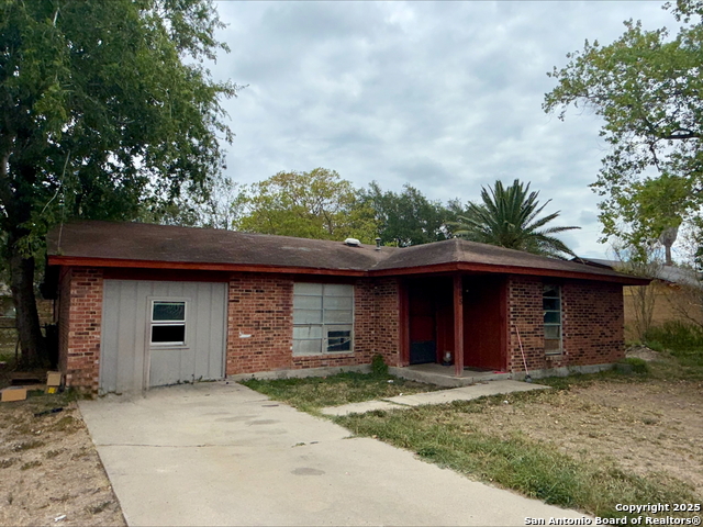 Details for 805 Continental Dr, Three Rivers, TX 78071