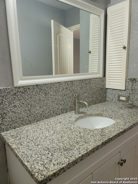 Image 21 of 38 For 5711 Prentiss