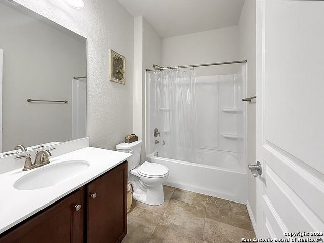 Listing photo id 3 for 13911 Persimmon Cv