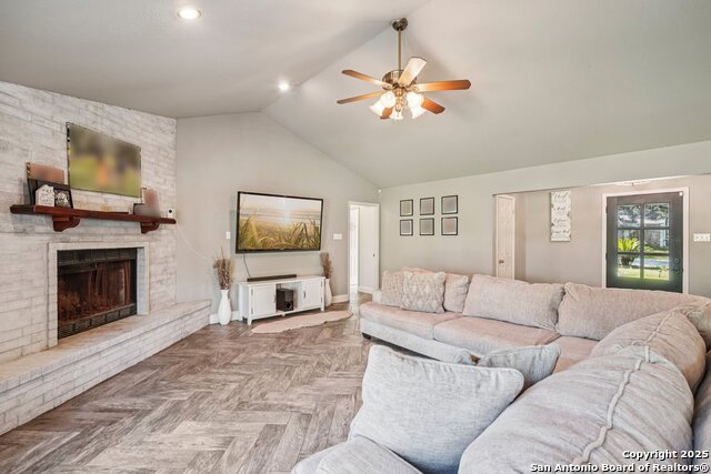 Listing photo id 10 for 340 Sollock  