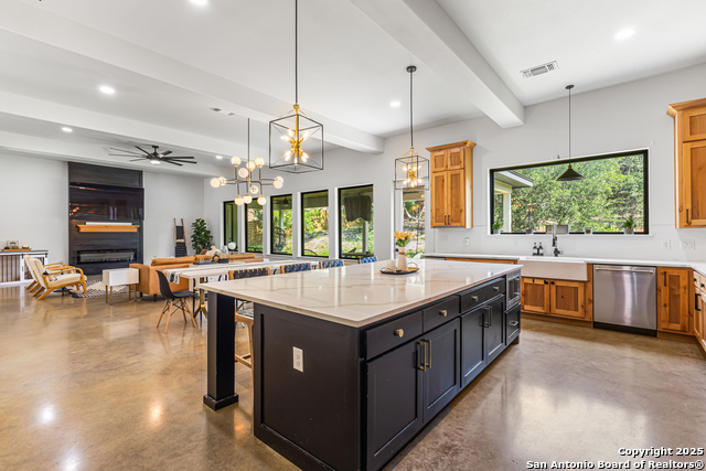 Listing photo id 8 for 211 Spacious Sky