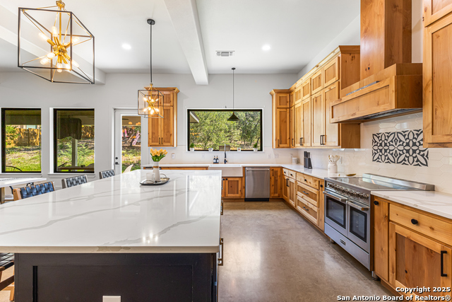 Listing photo id 9 for 211 Spacious Sky