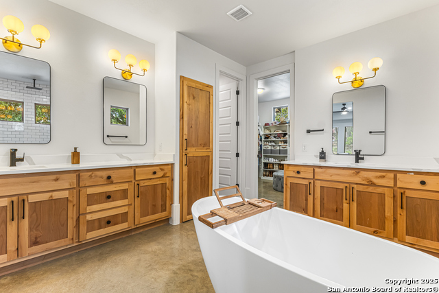 Listing photo id 13 for 211 Spacious Sky
