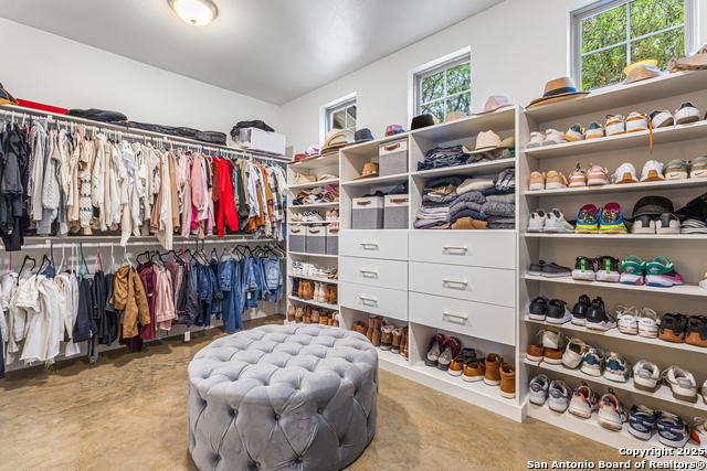 Listing photo id 17 for 211 Spacious Sky