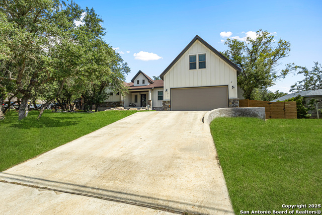 Listing photo id 0 for 211 Spacious Sky